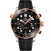Quadrante nero con motivo a onde inciso al laser e indici luminosi dell’Omega Seamaster Diver 300M Chronograph 44 mm modello 210.22.44.51.01.001.
